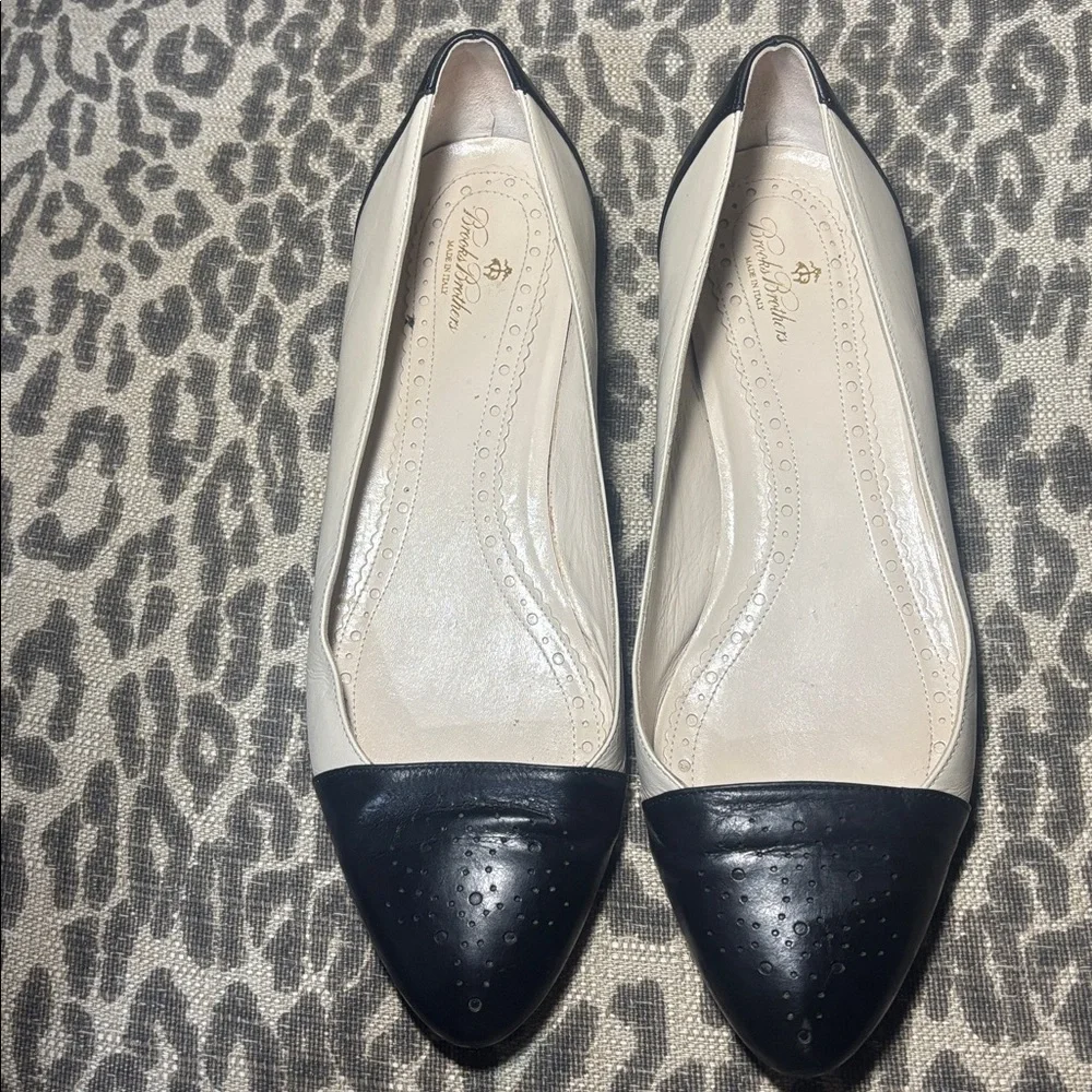 Brooks Brothers ballet flats black & cream leather flats eyelet toe detail 8.5